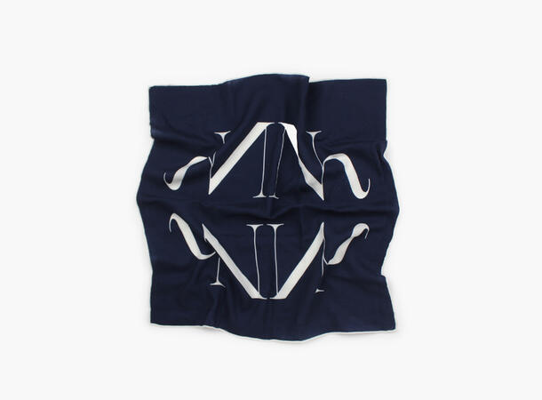 NOHR Ulla Emblem Wool Scarf 65 x 65 cm Marine blå 79 