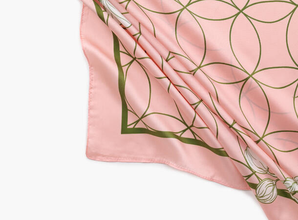 MANZINI Satengskjerf med Mønster Lys Rosa 51 