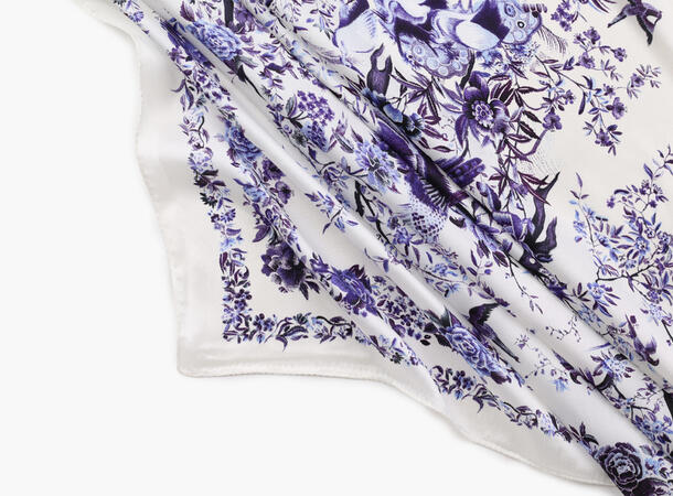 MANZINI Satengskjerf med Mønster Marine blå 79 