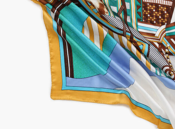 MANZINI Satengskjerf med Mønster Orange 35 