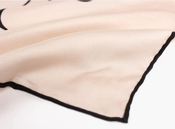 NOHR Embla Emblem Silkeskjerf 65 x 65 cm Sand 13 