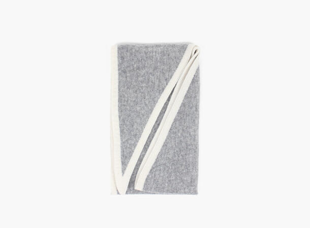 NOHR Lara Duo Wool Cashmere Triangle Lys grå med hvit kant 