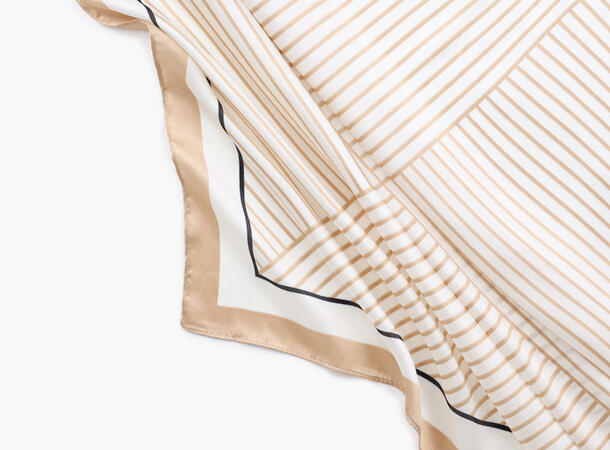 MANZINI Satengskjerf med Striper Beige 15 