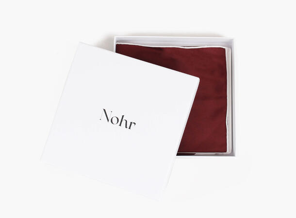 NOHR Embla Emblem Silkeskjerf 65 x 65 cm Burgund 49 