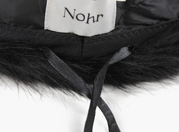 NOHR Renee Pillbox Lue i Fuskepels Sort 09 