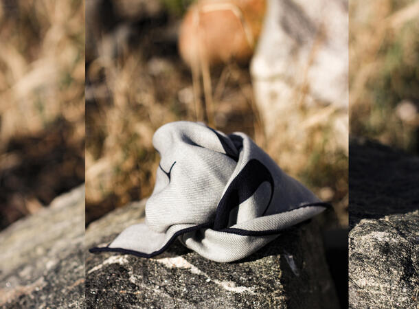 NOHR Ulla Emblem Ullskjerf 65 x 65 cm Grå 05 