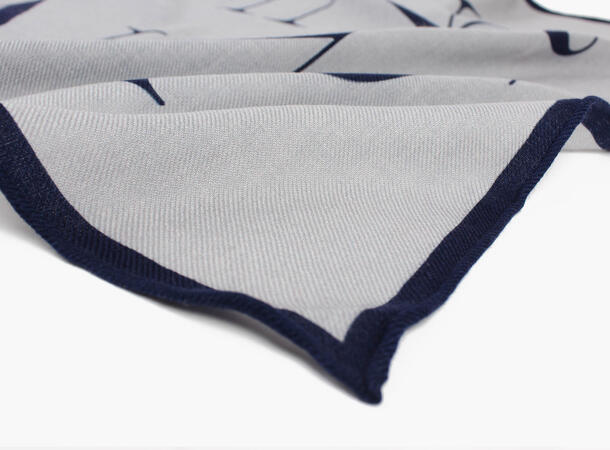 NOHR Ulla Emblem Wool Scarf 65 x 65 cm Grå 05 