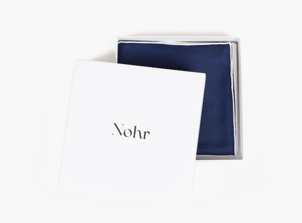NOHR Embla Emblem Silk Scarf 65 x 65 cm Marine blå 79 