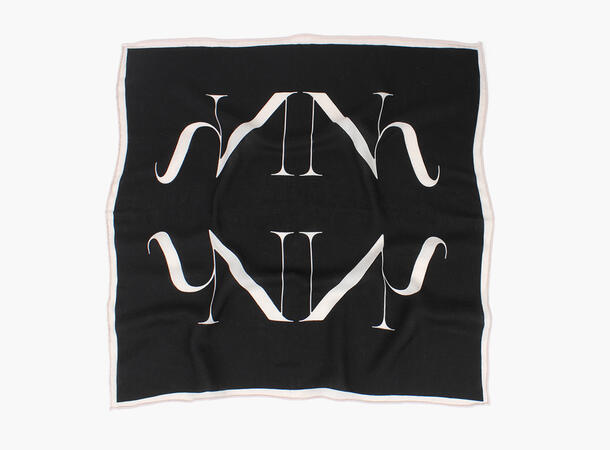 NOHR Ulla Emblem Ullskjerf 65 x 65 cm Sort 09 