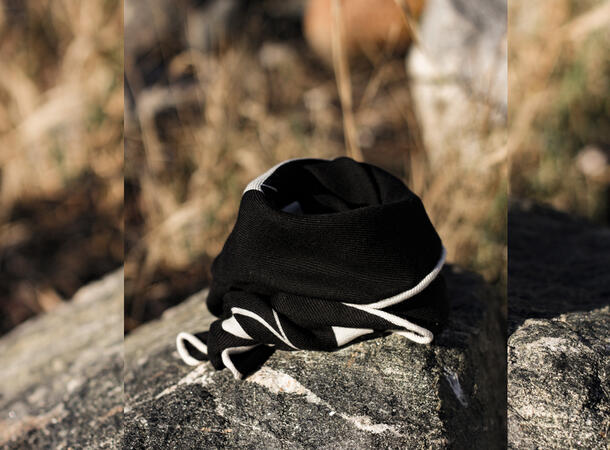 NOHR Ulla Emblem Wool Scarf 65 x 65 cm Sort 09 