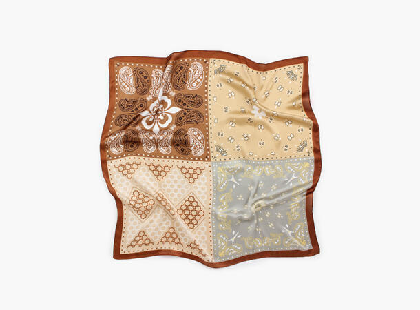 MANZINI Satengskjerf med Mønster Camel 17 