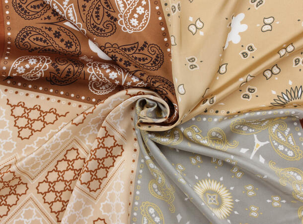 MANZINI Satengskjerf med Mønster Camel 17 