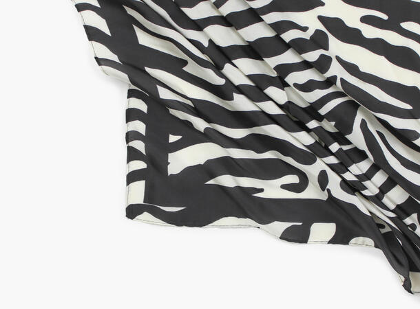 MANZINI Satengskjerf med Sebramønster Sort 09 