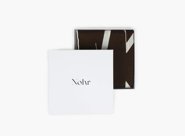 NOHR Ulla Emblem Wool Scarf 65 x 65 cm Mørk brun 19 