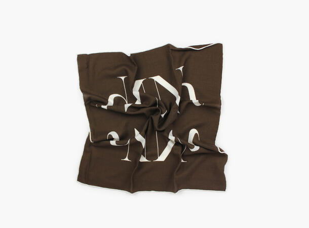 NOHR Ulla Emblem Wool Scarf 65 x 65 cm Mørk brun 19 