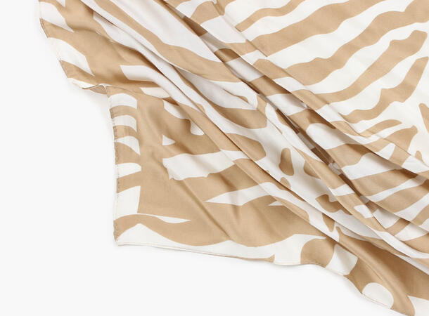 MANZINI Satengskjerf med Sebramønster Sand 13 