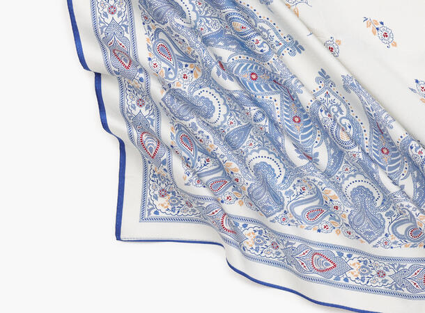 NOHR Amina Silkeskjerf 65 x 65 cm Lys blå 71 